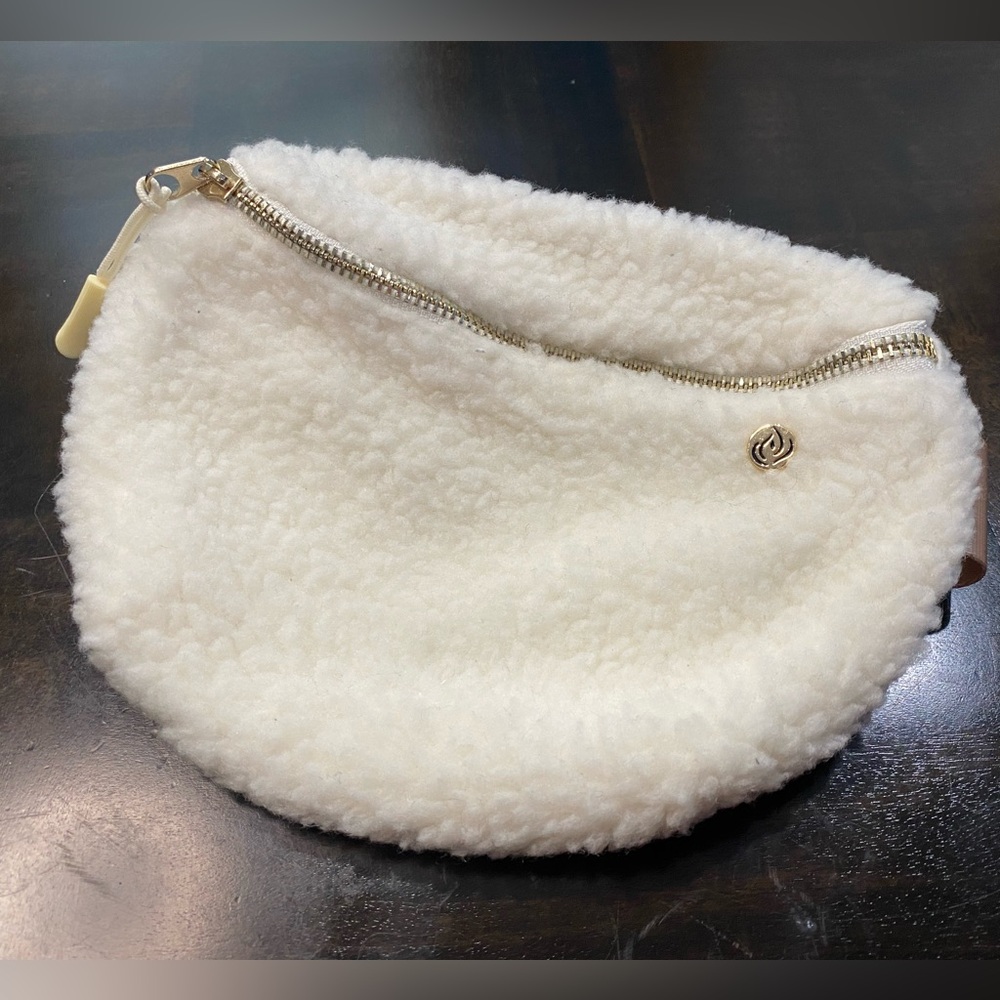 Apana Studio to Street Cozy Sherpa Belt Bag
Brand New with Tag - Picture 2 of 6